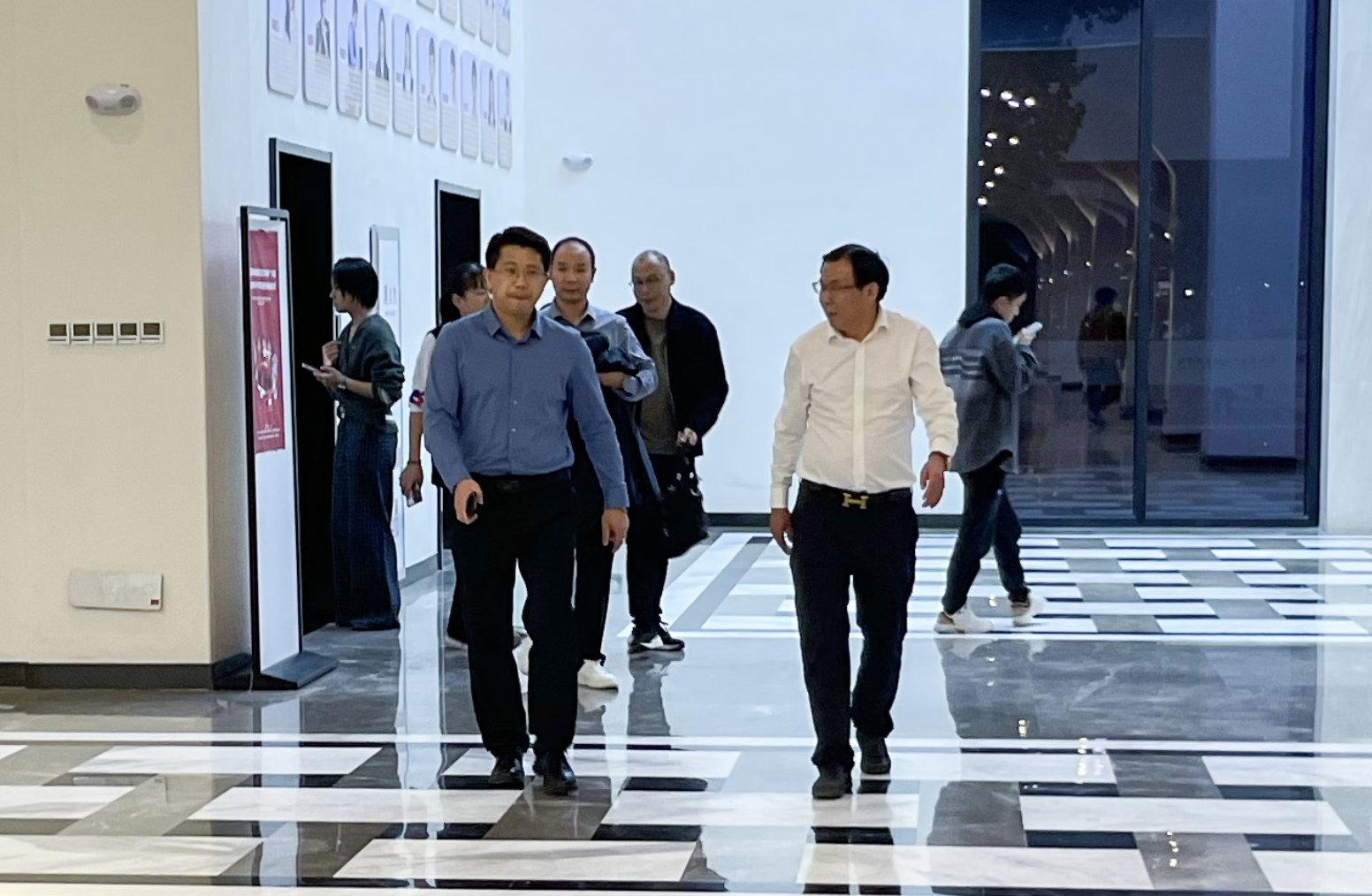 襄阳五中校长李天艳到我校参观访问,就进一步合作进行了充分的交流 襄阳五中校长李天艳到我校参观访问,就进一步合作进行了充分的交流